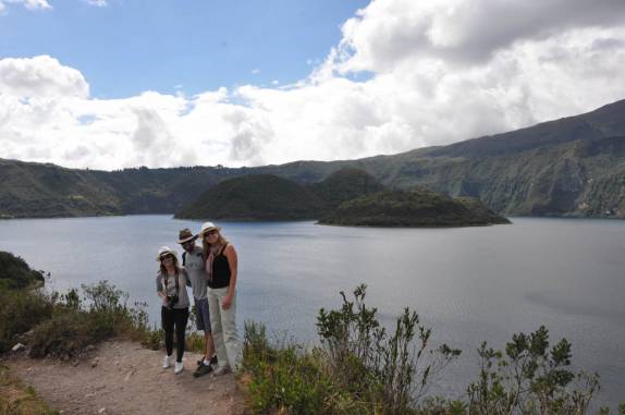 Visitando a bela Laguna Cuicocha, uma antiga caldeira de vulcão, na região de Otavalo, no Equador